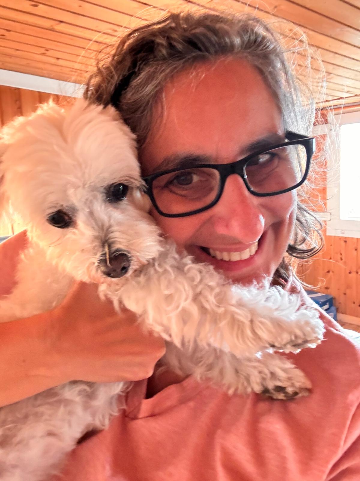 Cecilia, cuidadora de Casa Cindor, con un perro
