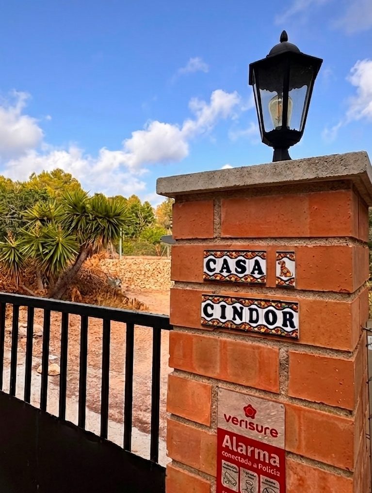 Entrada de Casa Cindor, guardería y residencia canina en El Catllar, Tarragona